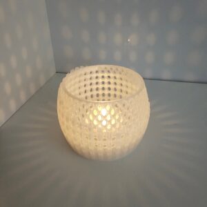 Pack de Vela Aromática de Cera de Soja y y luz decorativa filtrada a través de un Soporte Portavelas 3D de Diseño Geométrico.