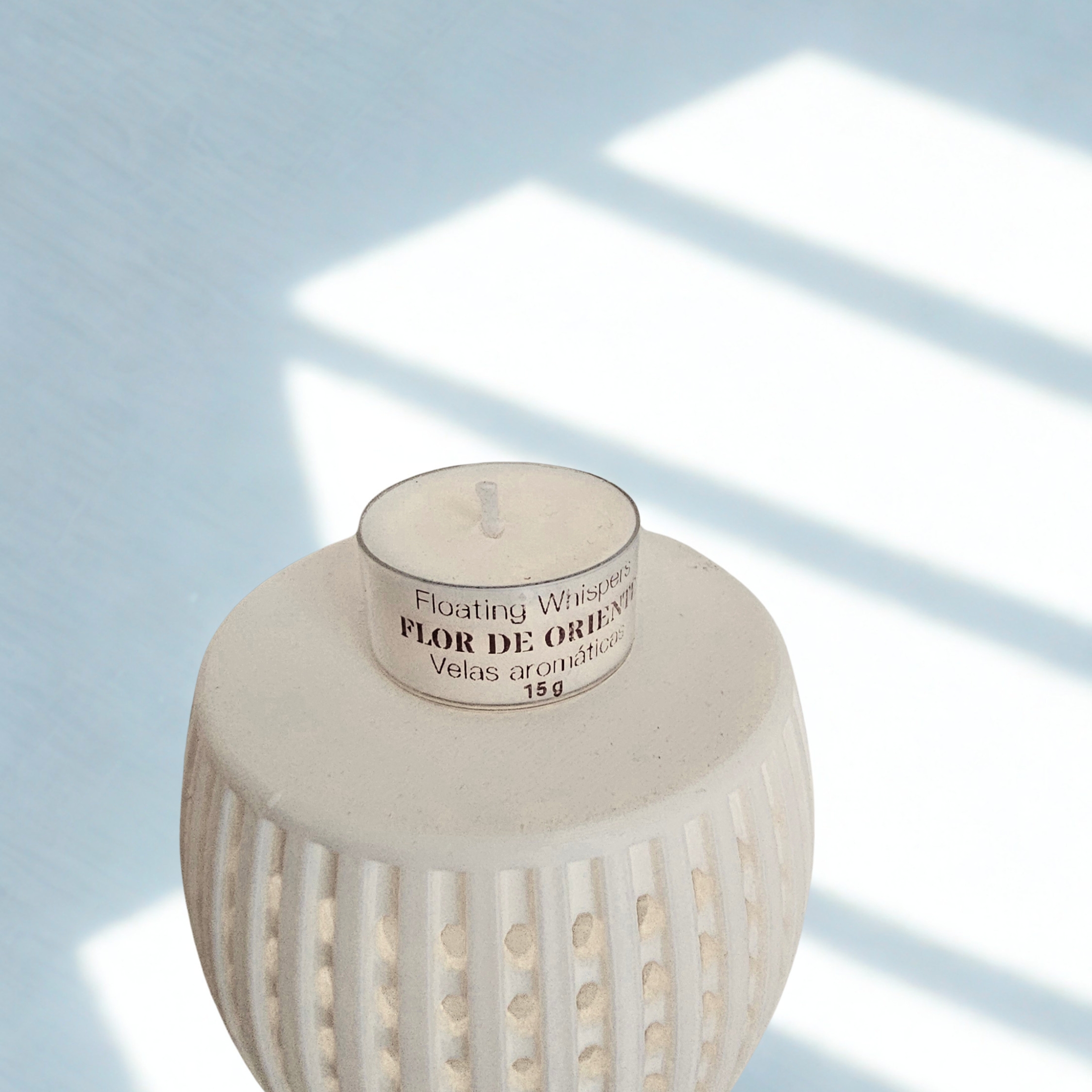 Pack de Vela Aromática de Cera de Soja y y luz decorativa filtrada a través de un Soporte Portavelas 3D de Diseño Geométrico.
