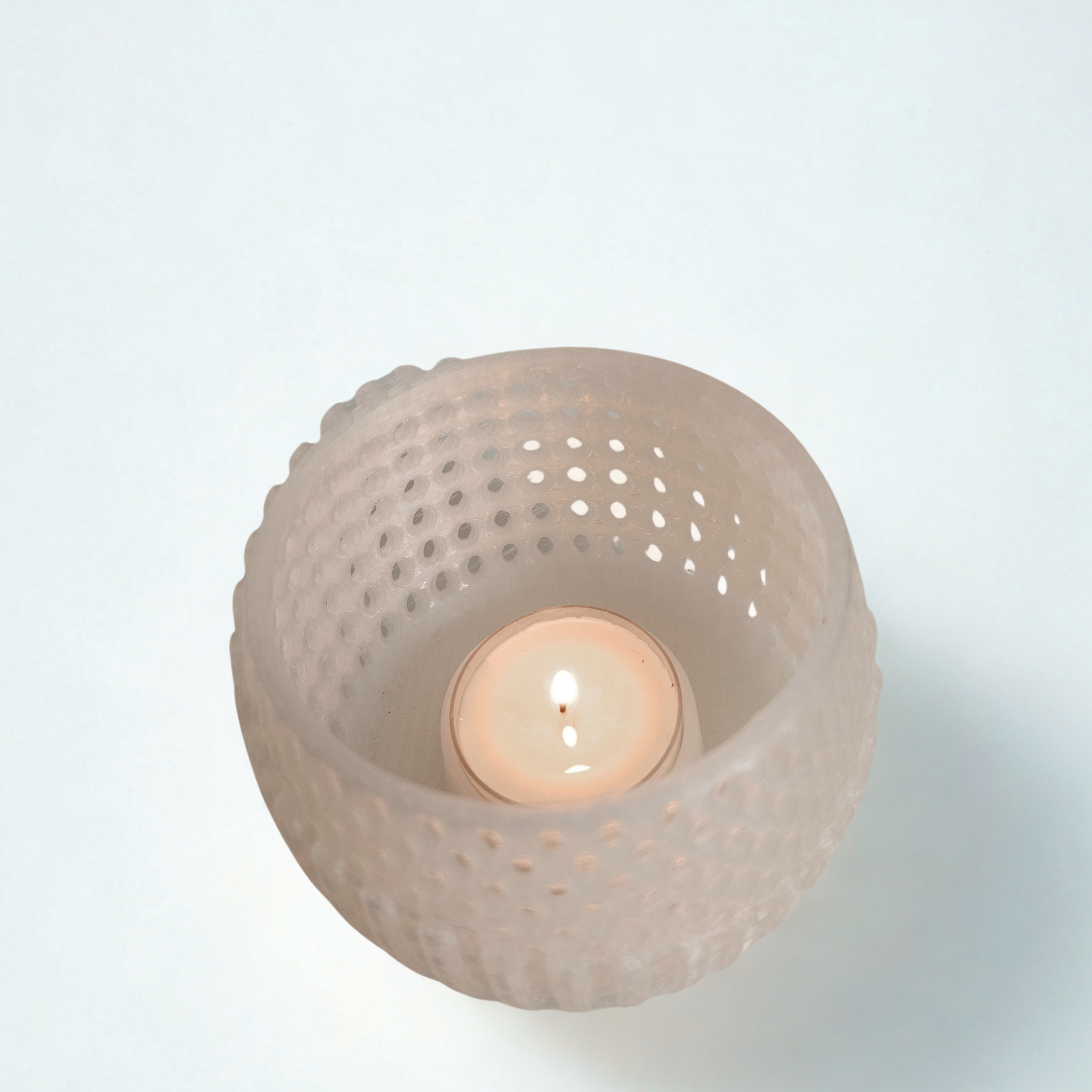 Pack de Vela Aromática de Cera de Soja y y luz decorativa filtrada a través de un Soporte Portavelas 3D translucente de Diseño Geométrico.