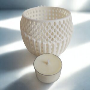 Pack de Vela Aromática de Cera de Soja y y luz decorativa filtrada a través de un Soporte Portavelas 3D de Diseño Geométrico de color blanco