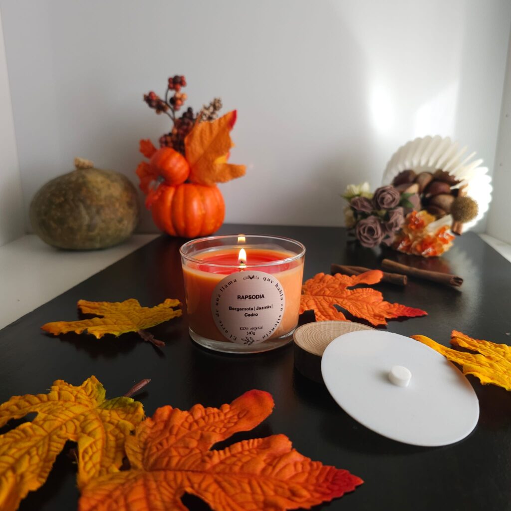 Colección RAPSODIA - Velas aromáticas. Bergamota, jazmín y cedro en cera de soja. Vela aromática en tarro de vidrio transparente.