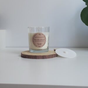 Especias de Otonó Vela Aromática de Soja con aroma a ámbar, cardamomo y cedro blanco.
